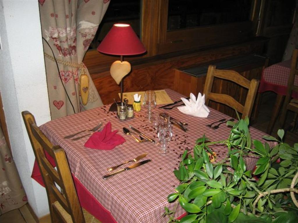 Hotel Le Ferraillon Abondance Bagian luar foto